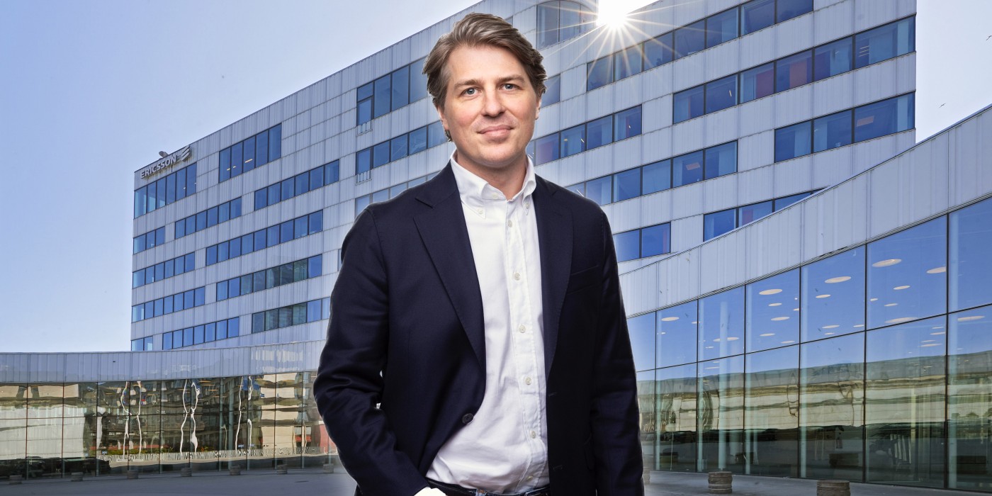 Sebastian Schlasberg in front of the property Isafjord 4 in Kista. The image is a montage.