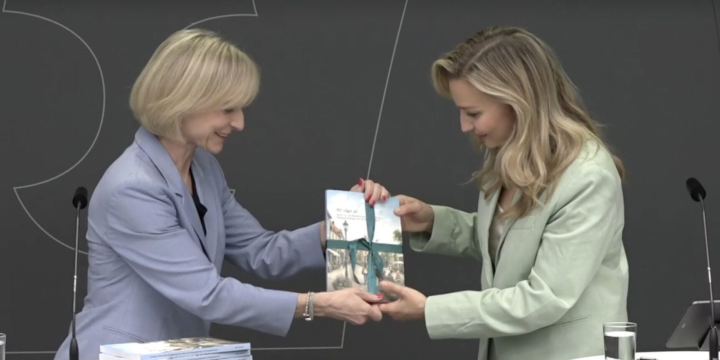 Kristina Alvendal at the Acceleration Office presents the interim report to Minister of Energy and Enterprise Ebba Busch.