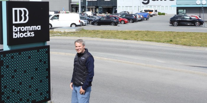 Thomas Holm in front of Bromma Blocks.